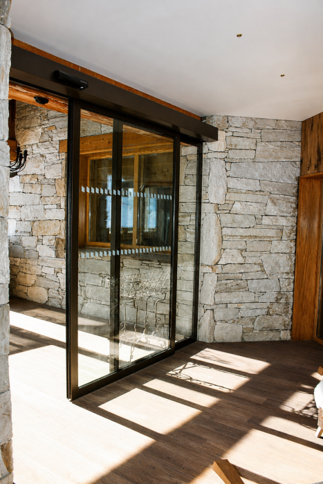 Porte automatique à rupture de pont thermique, hôtel restaurant