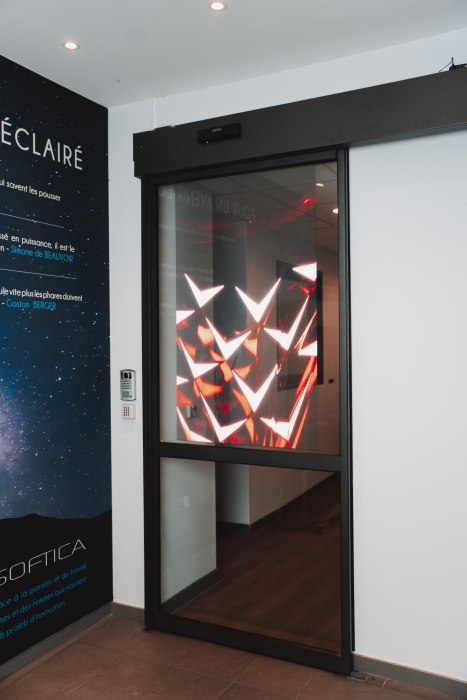 Porte automatique à écran LED communicante