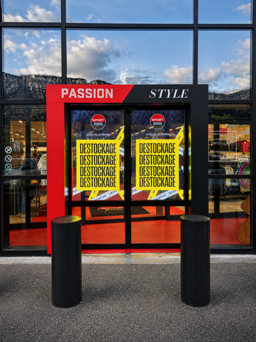 Porte automatique dynamique avec affichage publicitaire intégrée