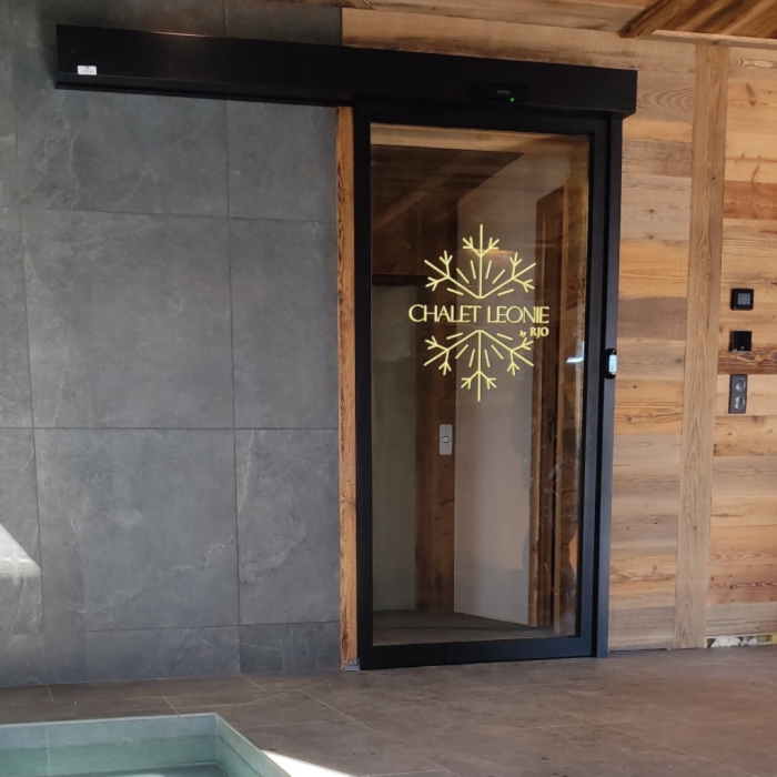 Porte automatique lumineuse intérieure pour chalet montagne