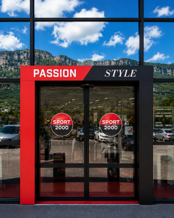 Porte automatique dynamique avec affichage publicitaire intégrée